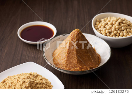 味噌や醤油などの大豆の発酵食品 126183276