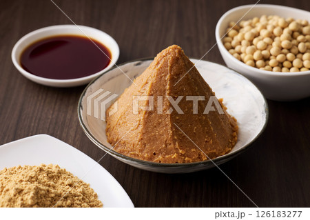 味噌や醤油などの大豆の発酵食品 126183277