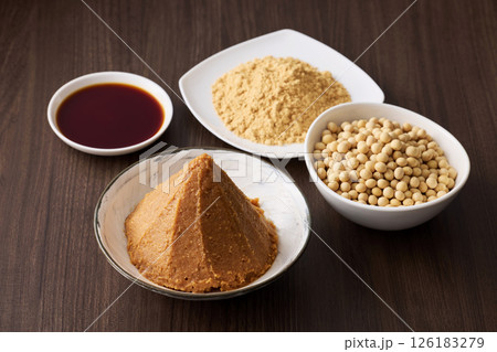 味噌や醤油などの大豆の発酵食品 126183279