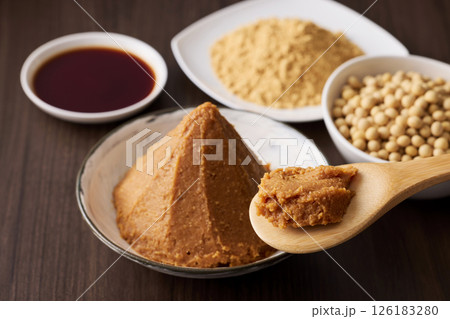 味噌や醤油などの大豆の発酵食品 126183280
