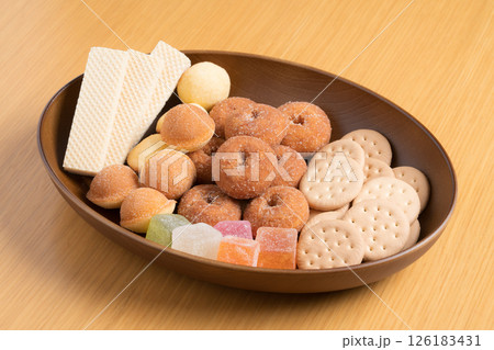 木製のお皿に載せた甘いお菓子の盛り合わせ 126183431