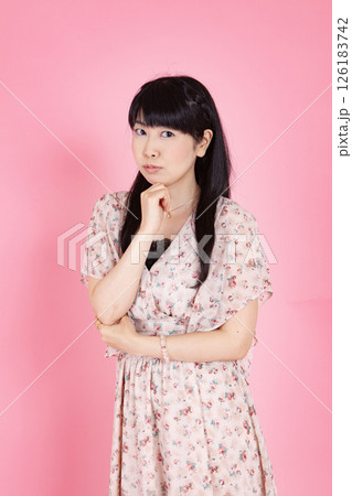 考え事をするパジャマ姿の女性 126183742