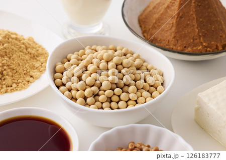 味噌や醤油などの大豆の発酵食品 味噌や醤油などの大豆の発酵食品 126183777