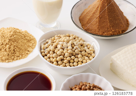 味噌や醤油などの大豆の発酵食品 味噌や醤油などの大豆の発酵食品 126183778