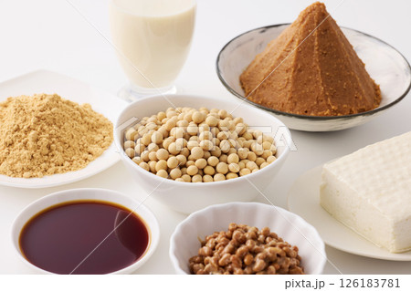 味噌や醤油などの大豆の発酵食品 味噌や醤油などの大豆の発酵食品 126183781
