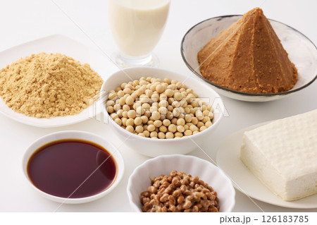 味噌や醤油などの大豆の発酵食品 味噌や醤油などの大豆の発酵食品 126183785
