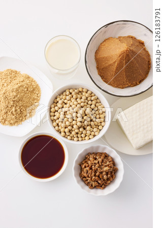 味噌や醤油などの大豆の発酵食品 味噌や醤油などの大豆の発酵食品 126183791