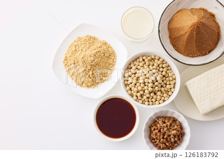 味噌や醤油などの大豆の発酵食品 味噌や醤油などの大豆の発酵食品 126183792