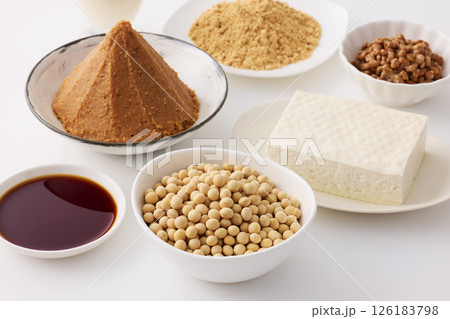 味噌や醤油などの大豆の発酵食品 味噌や醤油などの大豆の発酵食品 126183798