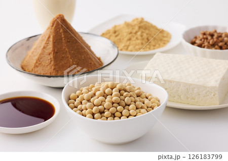 味噌や醤油などの大豆の発酵食品 味噌や醤油などの大豆の発酵食品 126183799