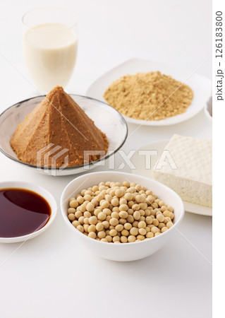 味噌や醤油などの大豆の発酵食品 味噌や醤油などの大豆の発酵食品 126183800