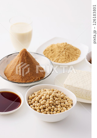 味噌や醤油などの大豆の発酵食品 126183801