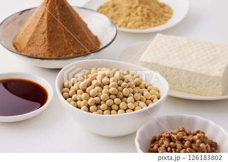 味噌や醤油などの大豆の発酵食品 味噌や醤油などの大豆の発酵食品 126183802