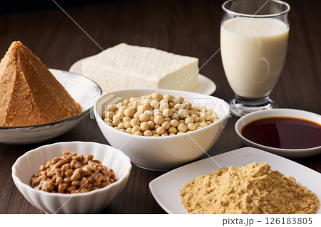 味噌や醤油などの大豆の発酵食品 126183805