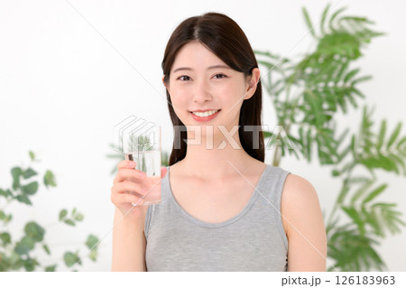 水を飲む女性 126183963