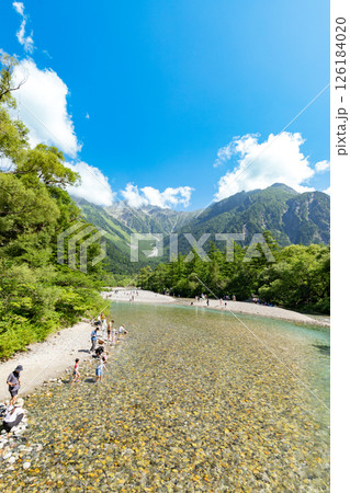 ＜長野県＞上高地の絶景　河童橋から見る穂高連峰と梓川 126184020