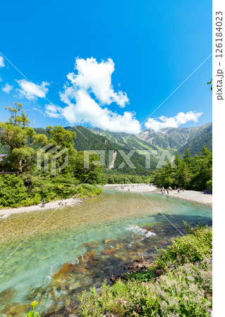 ＜長野県＞上高地の絶景　河童橋から見る穂高連峰と梓川 126184023
