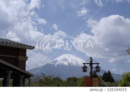 アウトレットと富士山 126184033