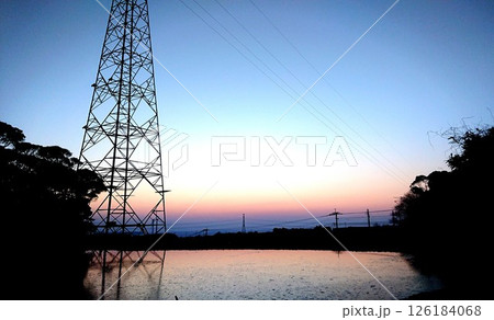 鉄塔のある風景、夕暮れ 126184068