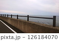 夕暮れの海岸沿いを走る 126184070