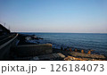 夕日に照らされる海岸線 126184073