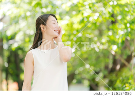 夏の公園に立つ20代女性のポートレート 126184086