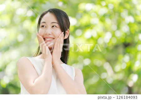 夏の公園に立つ20代女性のポートレート 夏の公園に立つ20代女性のポートレート 126184093