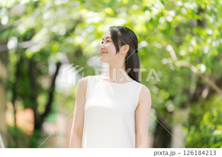 夏の公園に立つ20代女性のポートレート 126184213