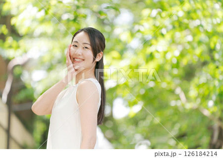夏の公園に立つ20代女性のポートレート 夏の公園に立つ20代女性のポートレート 126184214