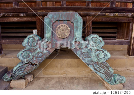松江藩のお寺　春の天倫寺の三葉葵紋 126184296