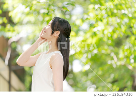 夏の公園に立つ20代女性のポートレート 126184310
