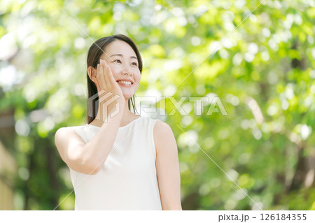 夏の公園に立つ20代女性のポートレート 126184355