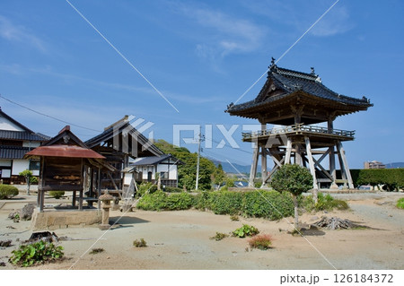 松江藩のお寺 春の天倫寺鐘つき堂 松江藩のお寺 春の天倫寺鐘つき堂 126184372