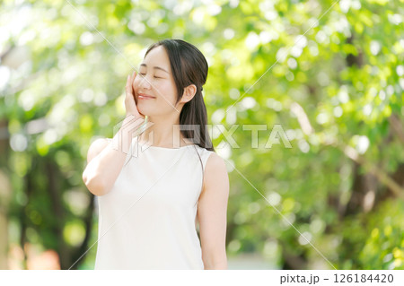 夏の公園に立つ20代女性のポートレート 126184420