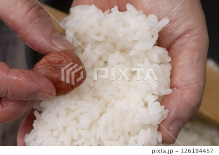 梅干しを入れておにぎりを握る工程 126184487