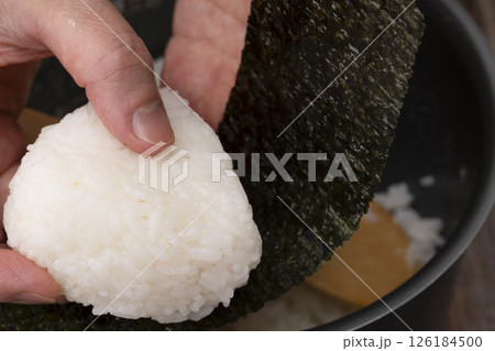 おにぎりをに海苔を巻く工程 126184500
