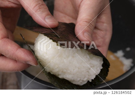 おにぎりをに海苔を巻く工程 126184502