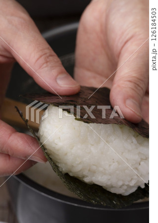 おにぎりをに海苔を巻く工程 126184503