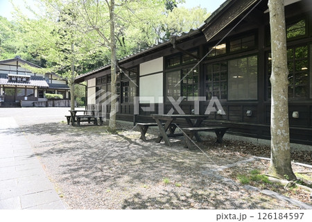 古民家カフェのテラス席 126184597