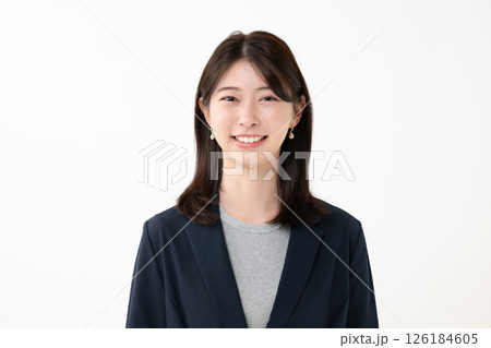 スーツを着た笑顔の女性 スーツを着た笑顔の女性 126184605
