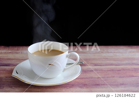 湯気のたつ熱々のコーヒー 126184622