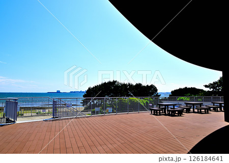 ふなばし三番瀬海浜公園の展望デッキ ふなばし三番瀬海浜公園の展望デッキ 126184641