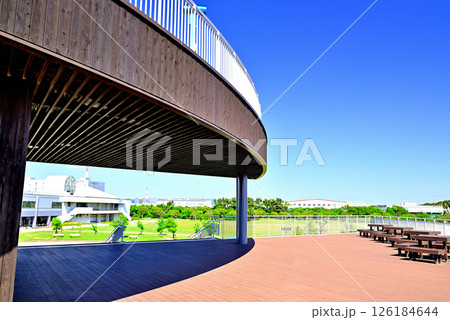 ふなばし三番瀬海浜公園の展望デッキ 126184644