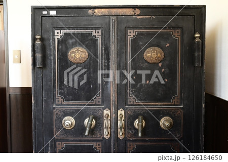 昭和時代の古い金庫 126184650