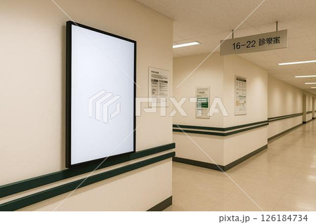 病院の診察室へと続く廊下に設置された、白く点灯した壁掛け型のデジタルサイネージ 126184734