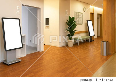 病院またはクリニックの待合スペースに設置された、白いディスプレイのデジタルサイネージ 126184738