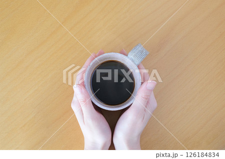 コーヒーを飲む女性の手元 126184834