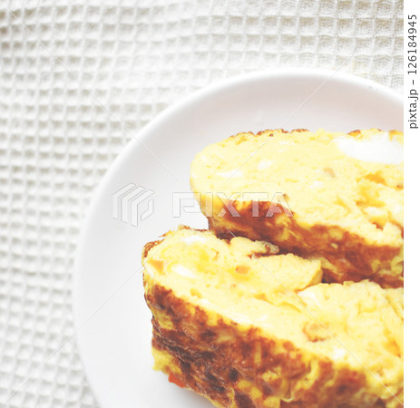 お弁当ブームに欠かせない　お母さんの手作り卵焼き　五目入りでタンパク質もたっぷり 126184945