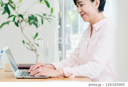 リモートワークをする中高年女性 126185005