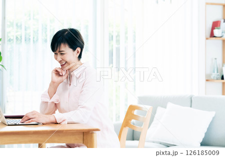 リモートワークをする中高年女性 126185009